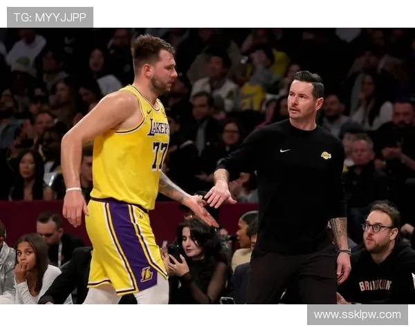 原创太阳照醒湖人！雷迪克怒吼，东契奇背锅，老詹叹气