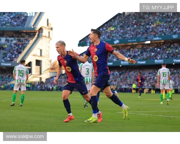 巴萨9000万巨星救主：单刀打空门 亲吻队徽！4万人鼓掌致敬